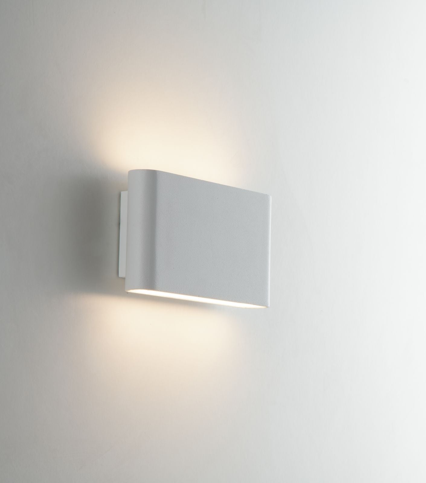 Applique per esterno in alluminio goffrato bianco led integrato con regolazione luce 3000-4000°k IP54 2x5W 1100 lumen collezione GAMMA Applique per esterno in alluminio goffrato bianco led integrato con regolazione luce 3000-4000°k IP54 2x5W 1100 lumen collezione GAMMA